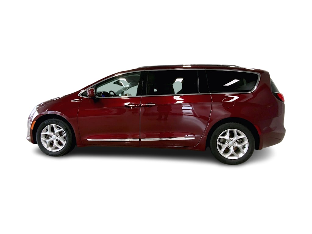 Thumbnail: 2018 Chrysler Pacifica - 3