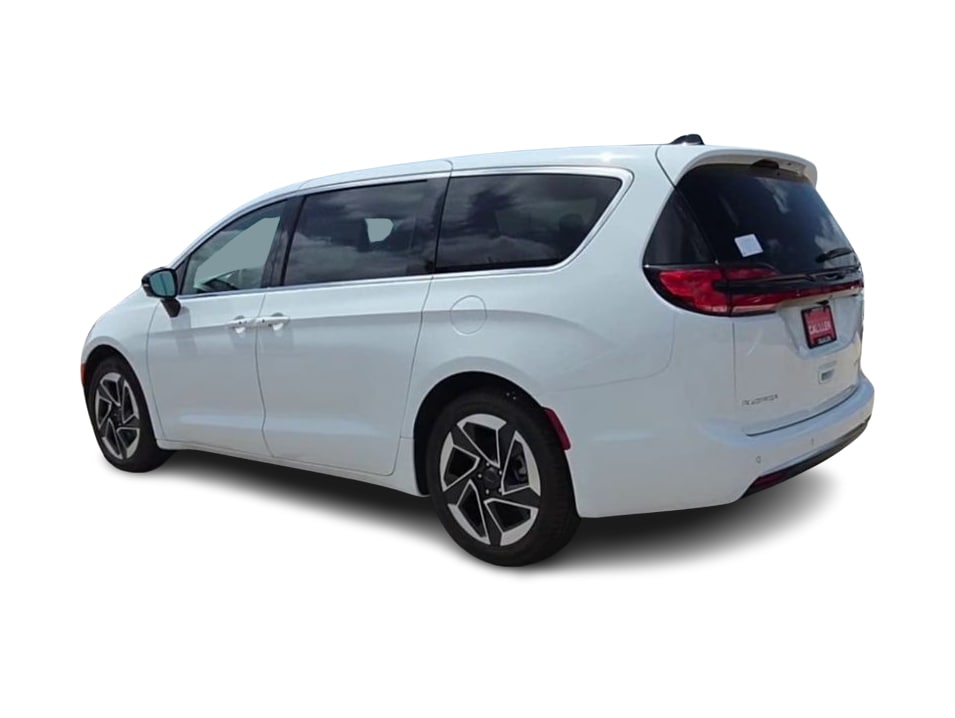 Thumbnail: 2027 Chrysler Pacifica - 4
