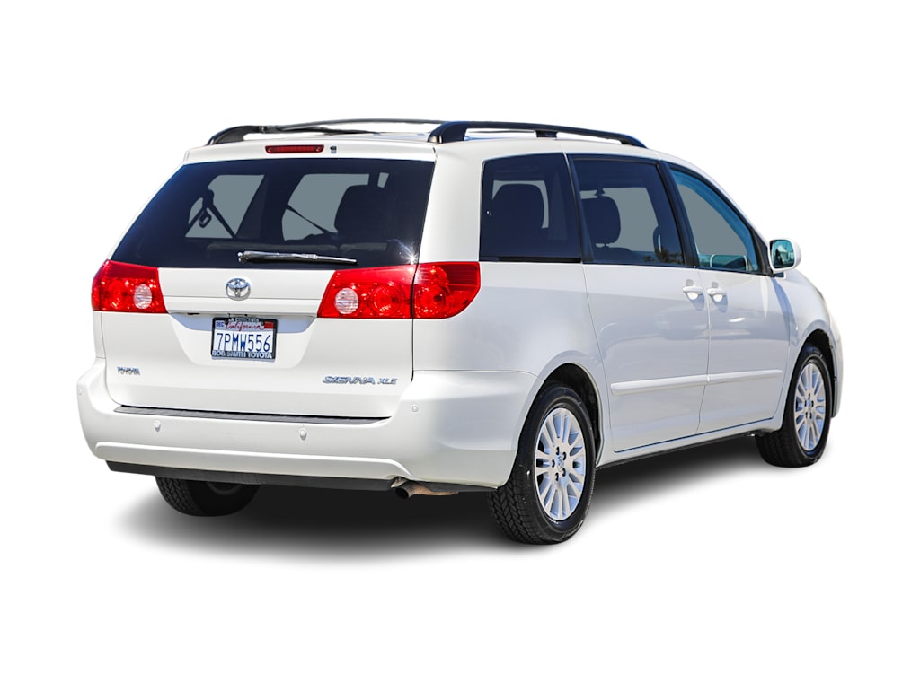 Thumbnail: 2010 Toyota Sienna - 18