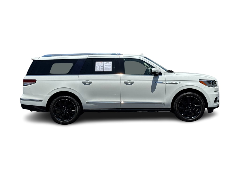 Thumbnail: 2022 Lincoln Navigator L - 18