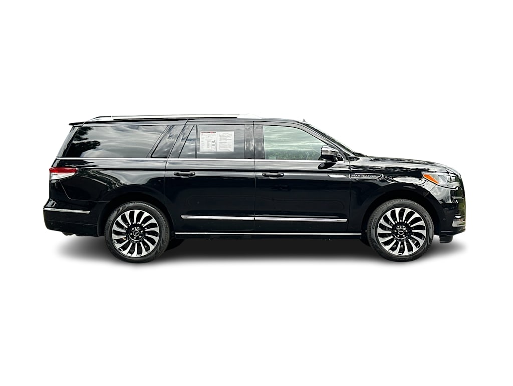 Thumbnail: 2022 Lincoln Navigator L - 16