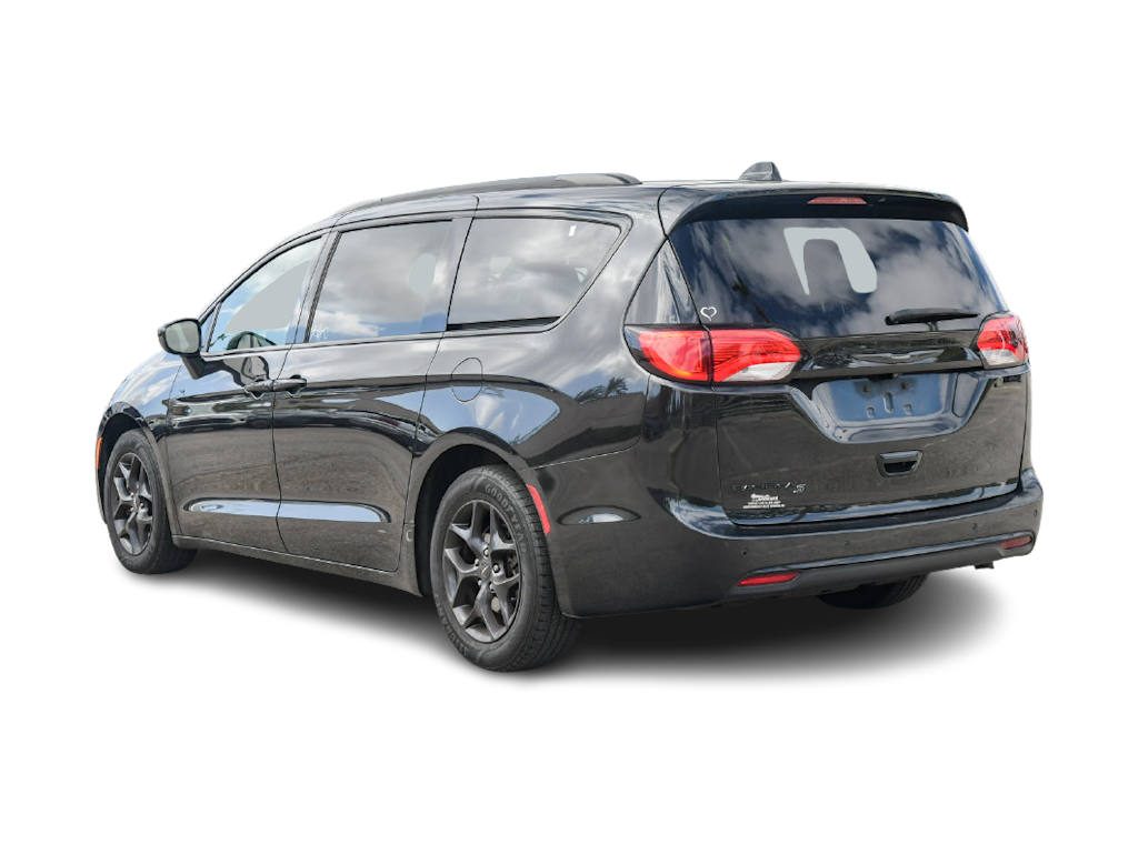 Thumbnail: 2018 Chrysler Pacifica - 3