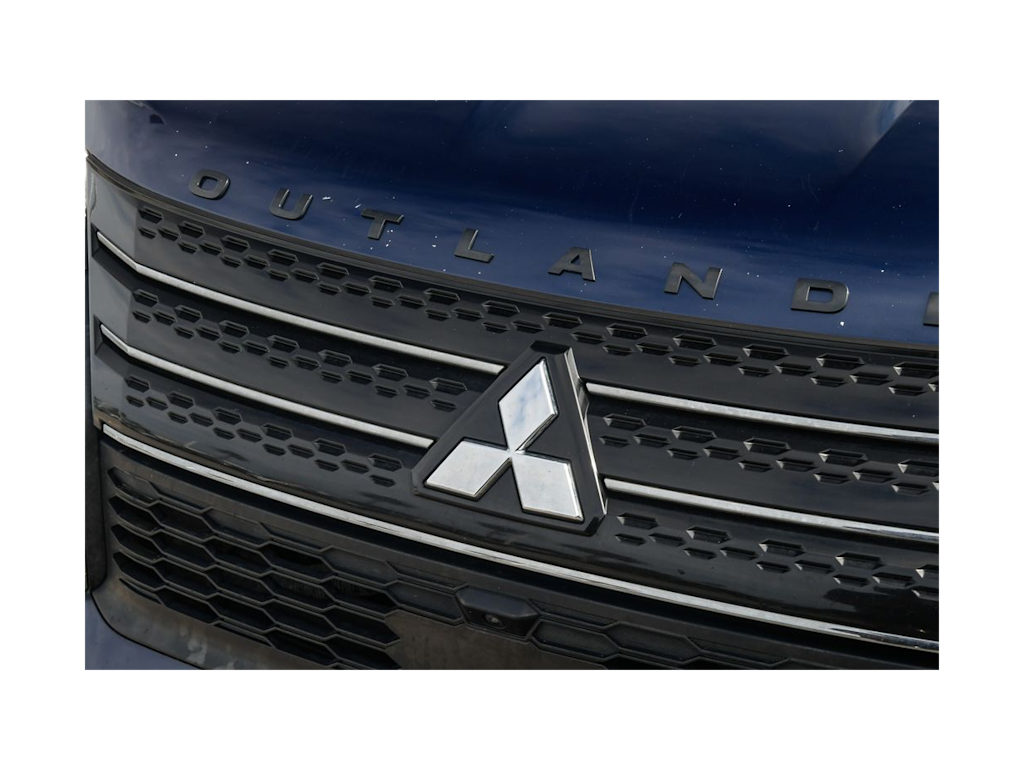 Thumbnail: 2023 Mitsubishi Outlander - 18