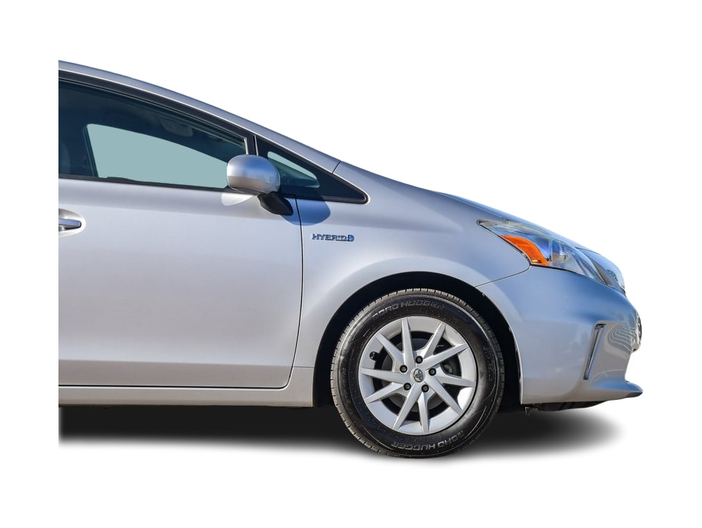 2014 Toyota Prius v Two 21