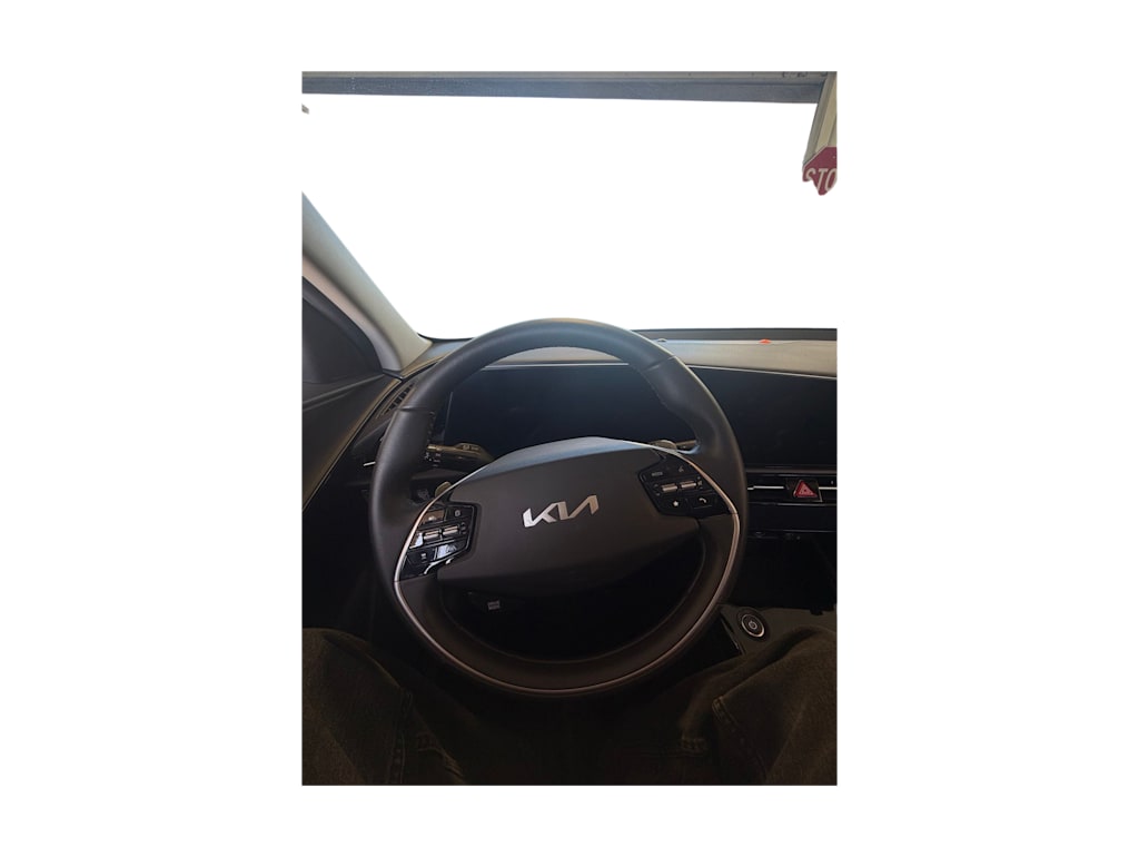 Thumbnail: 2023 Kia Niro - 18