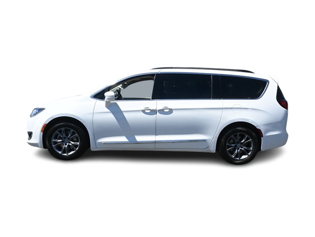 Thumbnail: 2017 Chrysler Pacifica - 3