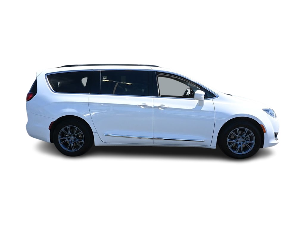 Thumbnail: 2017 Chrysler Pacifica - 16