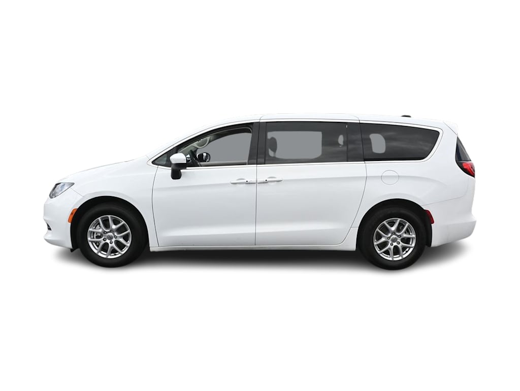Thumbnail: 2022 Chrysler Voyager - 3