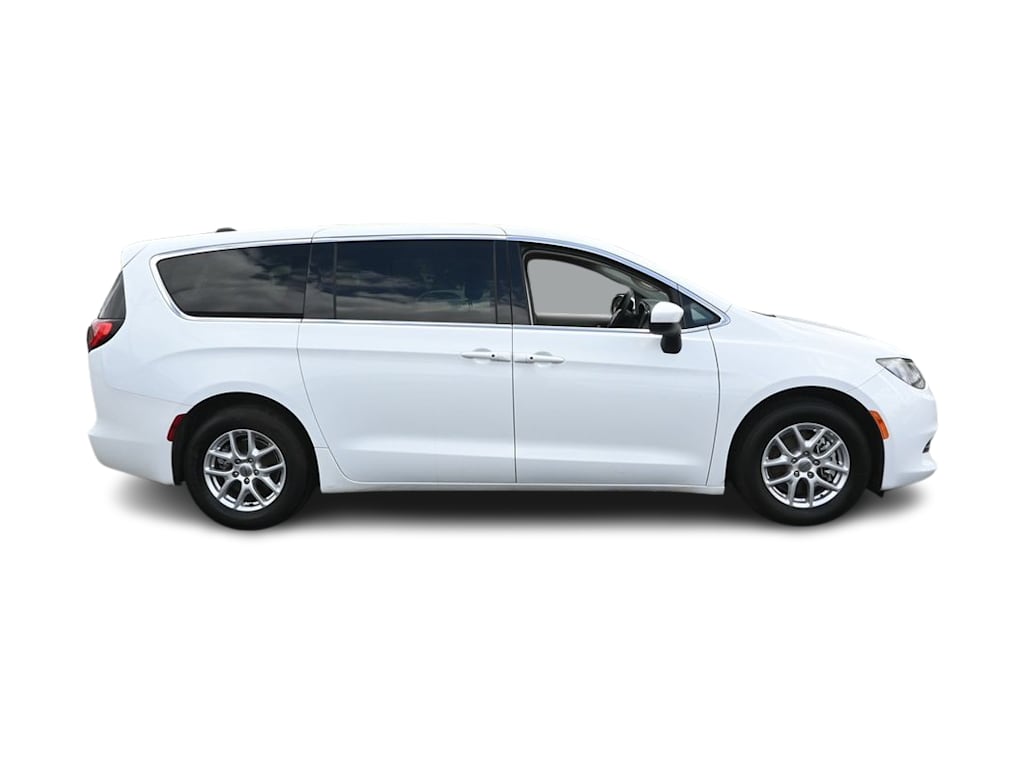 Thumbnail: 2022 Chrysler Voyager - 16