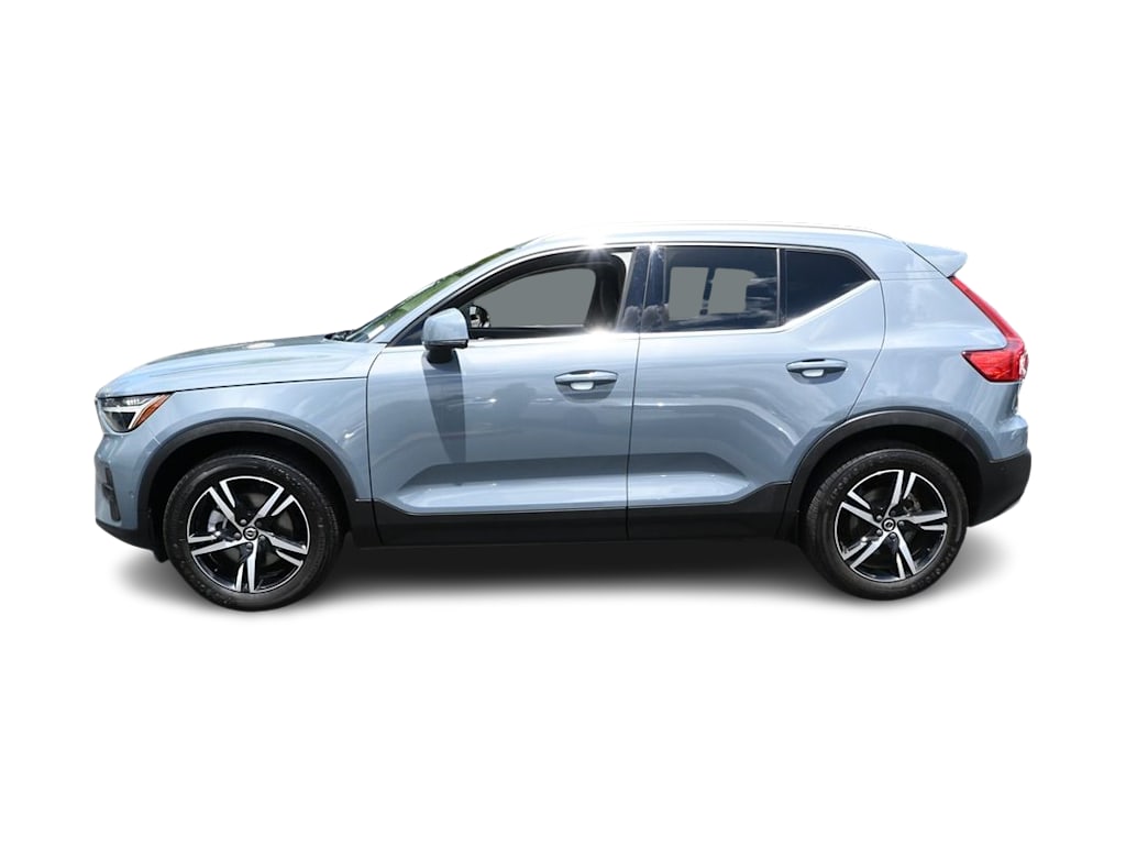 Thumbnail: 2023 Volvo XC40 - 3