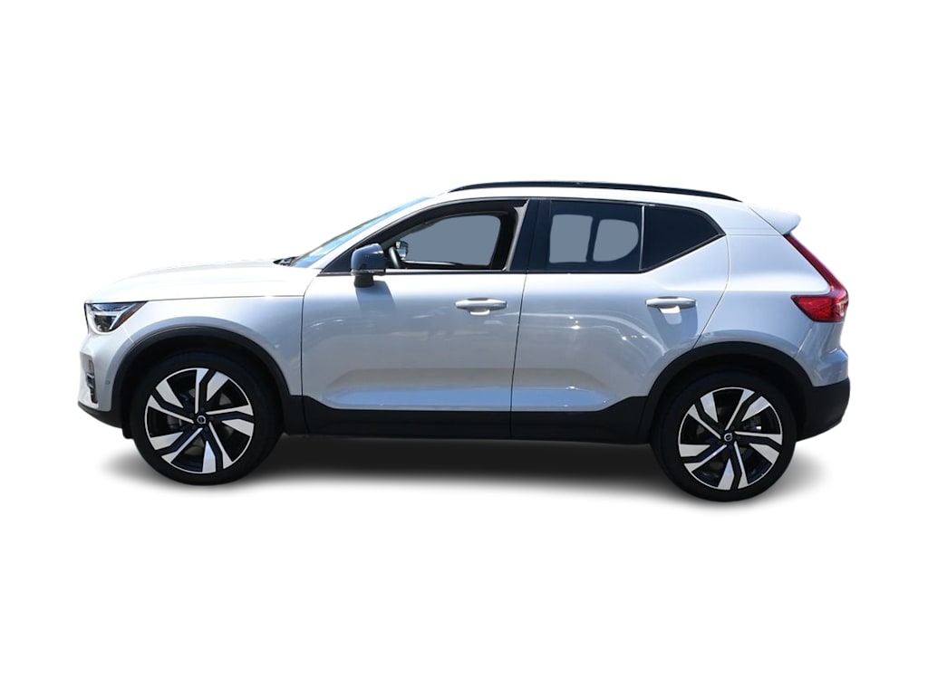 Thumbnail: 2023 Volvo XC40 - 3