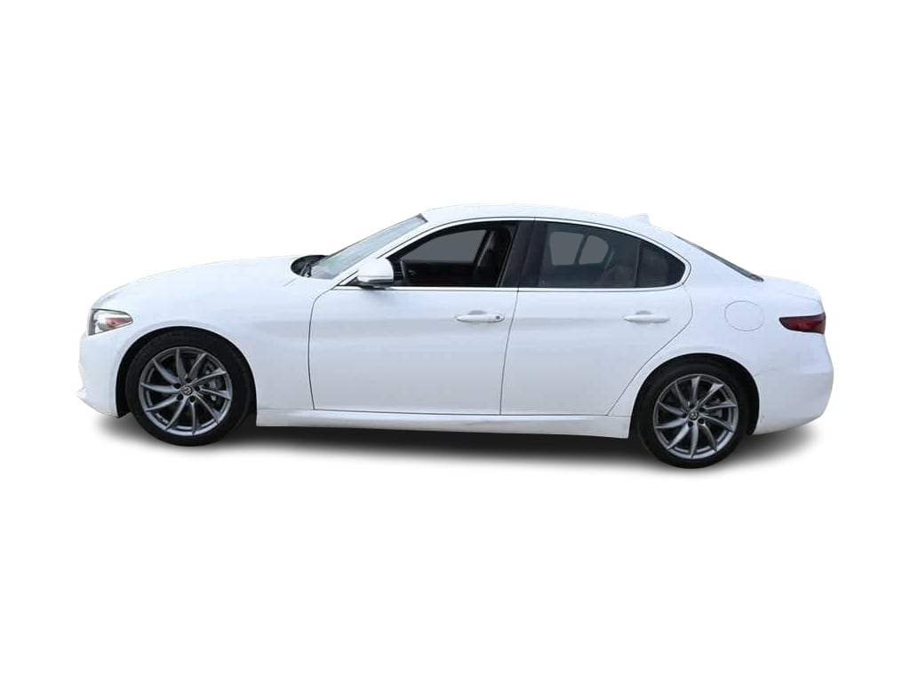 Thumbnail: 2021 Alfa Romeo Giulia - 3