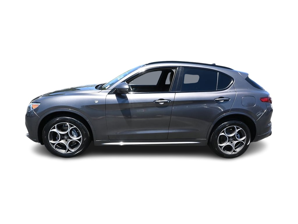 Thumbnail: 2023 Alfa Romeo Stelvio - 3