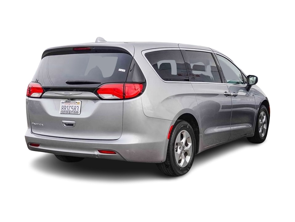 2017 Chrysler Pacifica LX 18