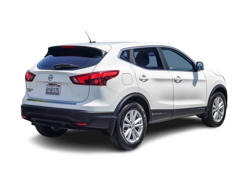 Thumbnail: 2017 Nissan Rogue Sport - 18