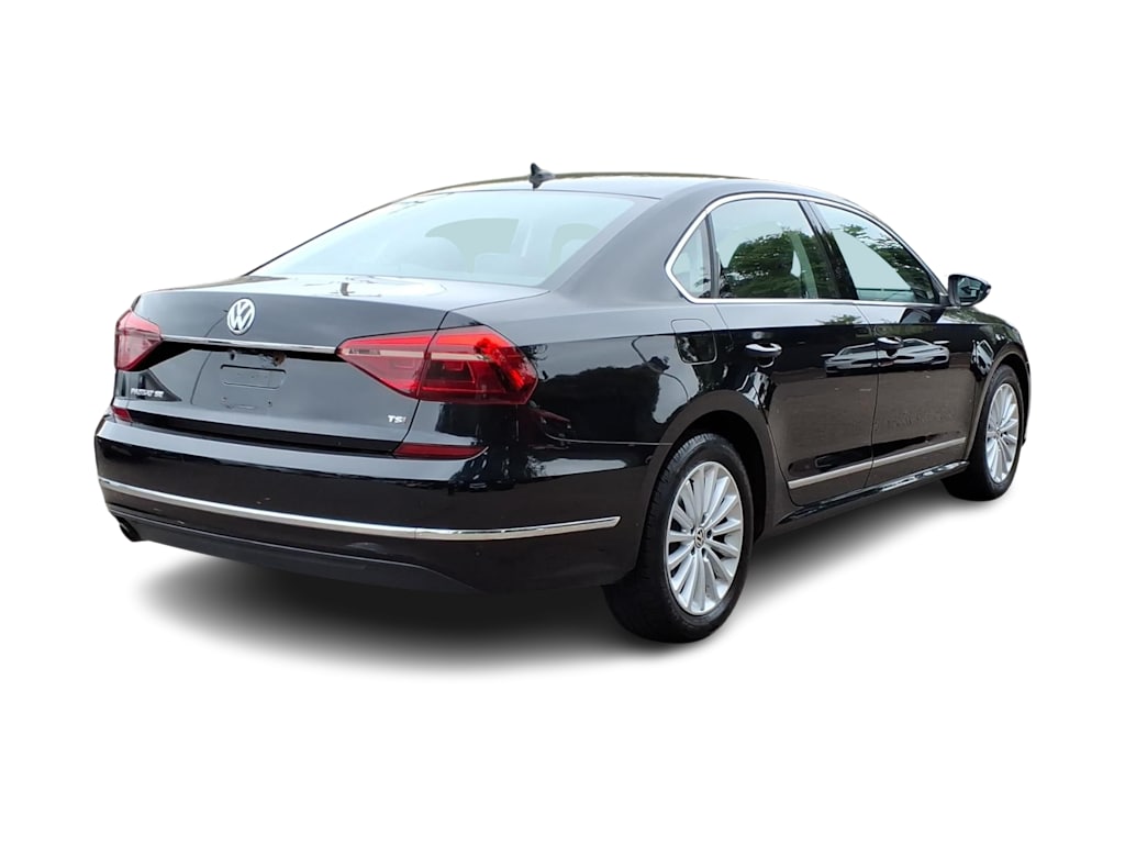 Thumbnail: 2017 Volkswagen Passat - 15