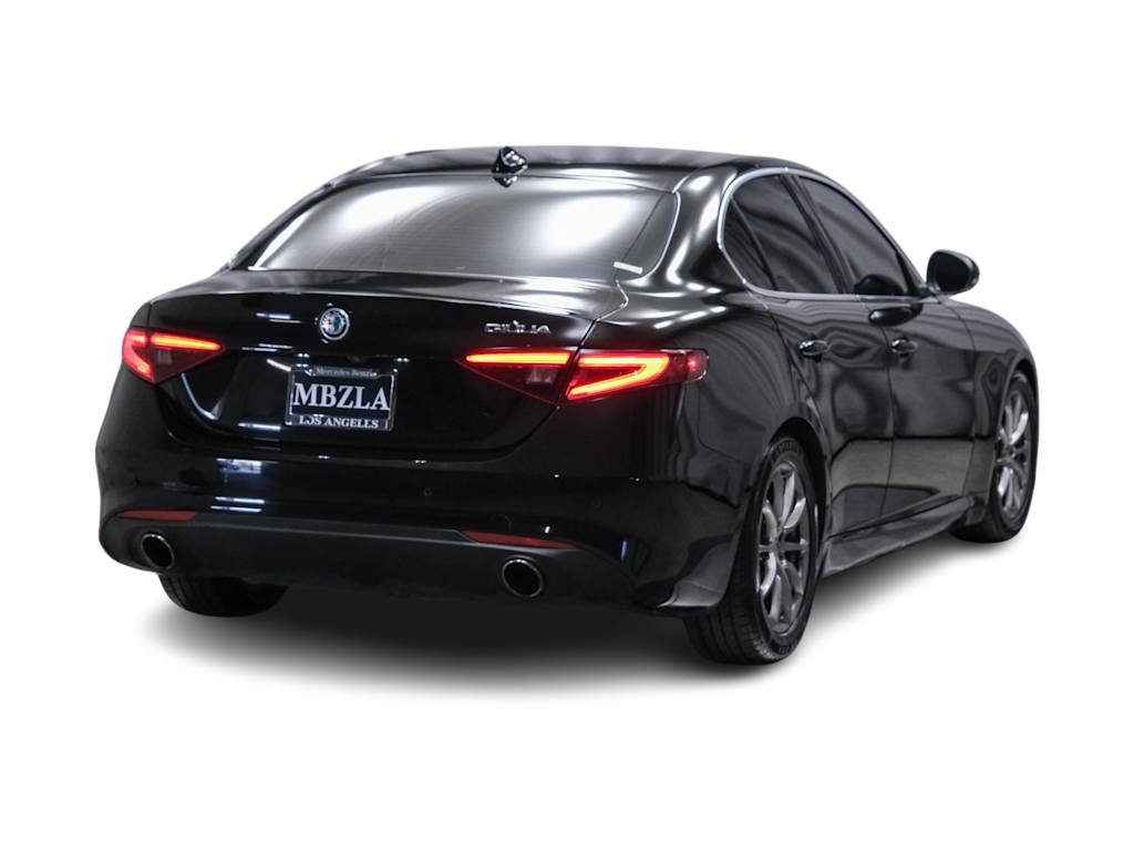 Thumbnail: 2018 Alfa Romeo Giulia - 14