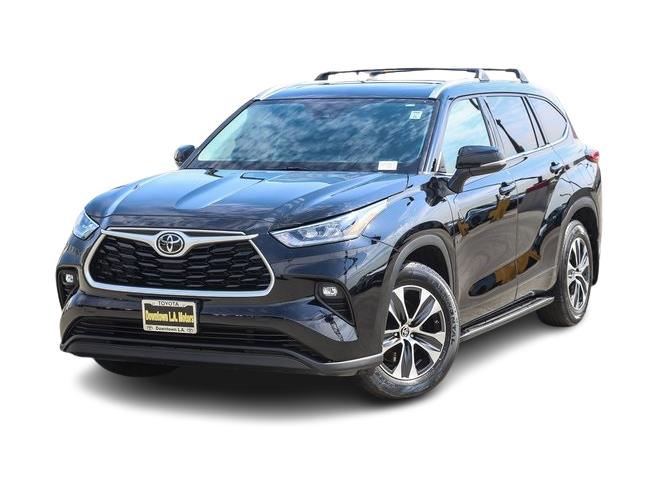 Used 2020 Toyota Highlander XLE with VIN 5TDHZRAH3LS511480 for sale in Medford, OR