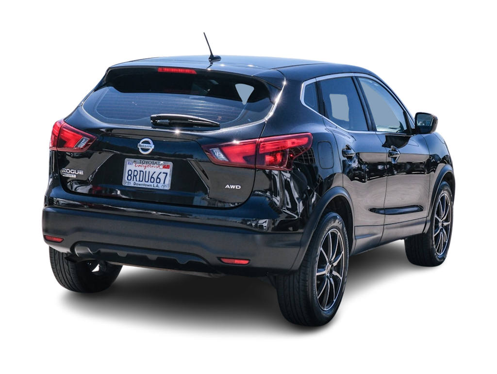 Thumbnail: 2018 Nissan Rogue Sport - 19
