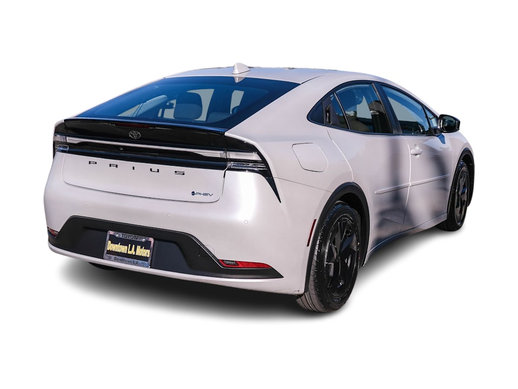 Thumbnail: 2025 Toyota Prius v - 17
