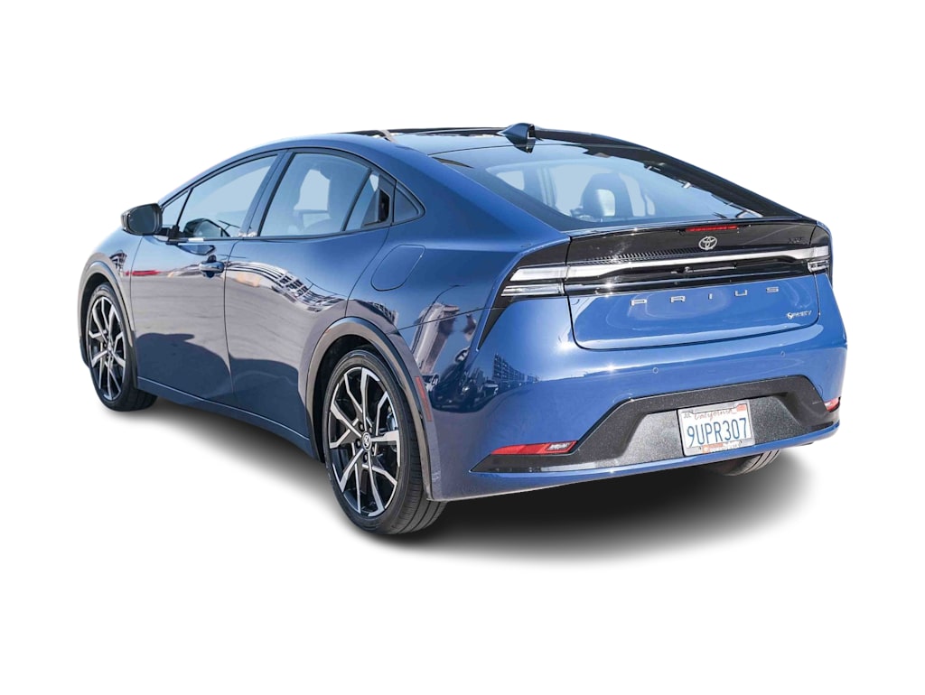 Thumbnail: 2025 Toyota Prius v - 3