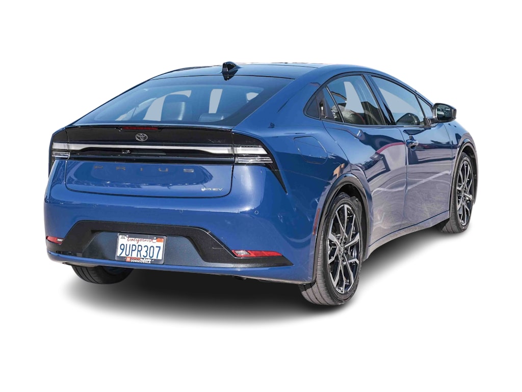 Thumbnail: 2025 Toyota Prius v - 18