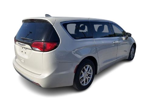Thumbnail: 2017 Chrysler Pacifica - 11