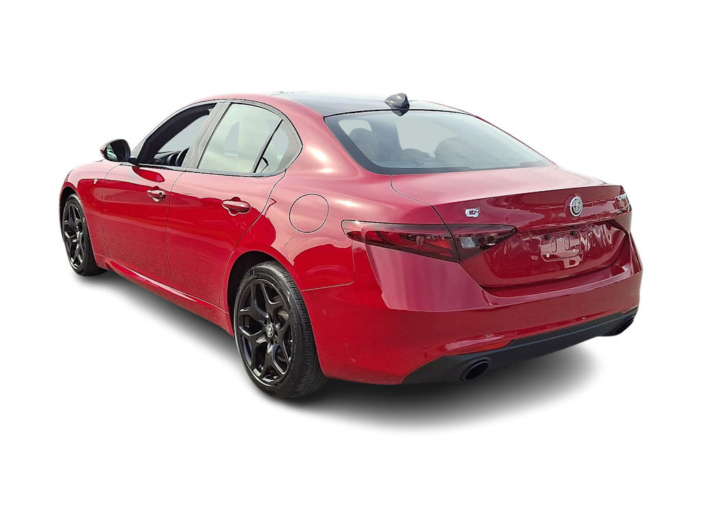 Thumbnail: 2022 Alfa Romeo Giulia - 4
