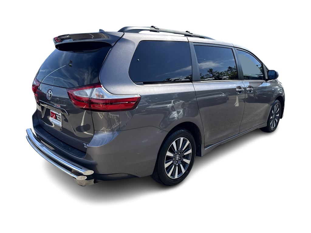 Thumbnail: 2019 Toyota Sienna - 17
