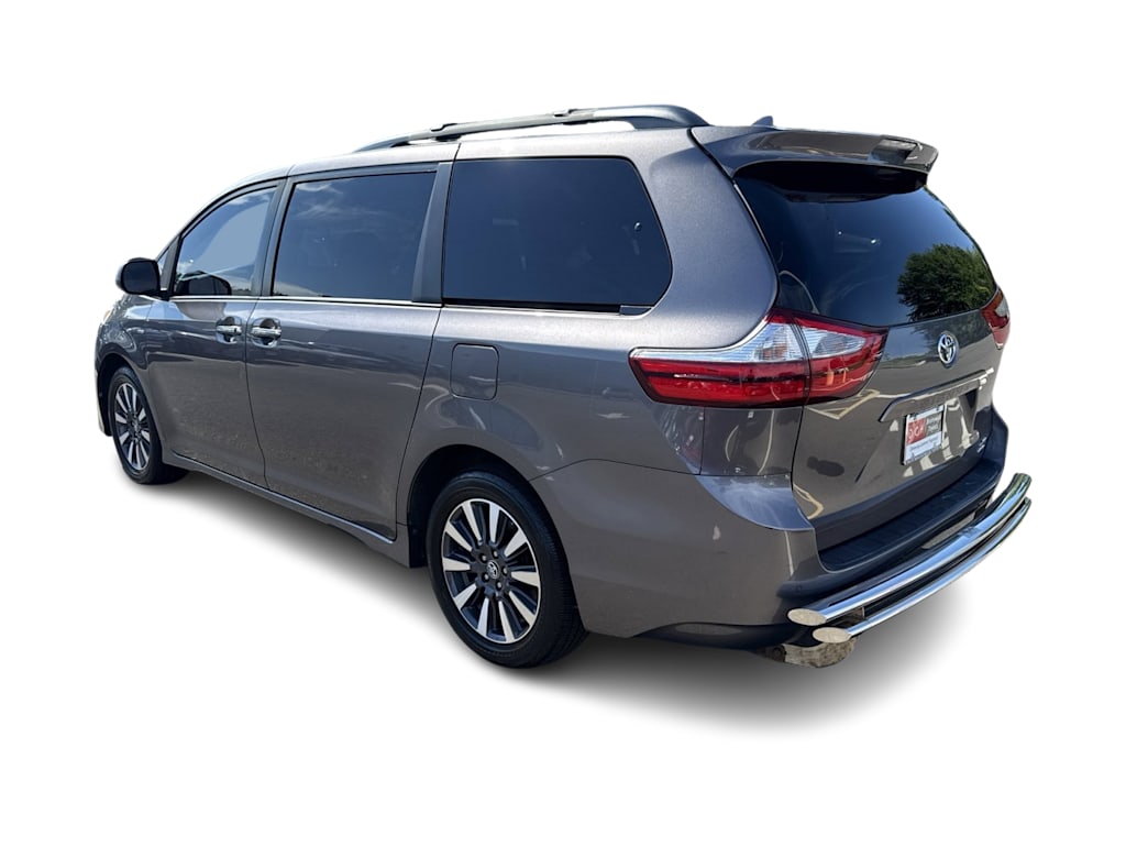Thumbnail: 2019 Toyota Sienna - 3