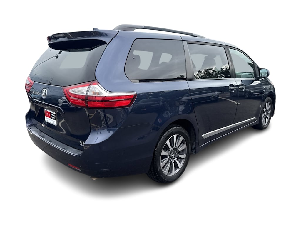 Thumbnail: 2018 Toyota Sienna - 16