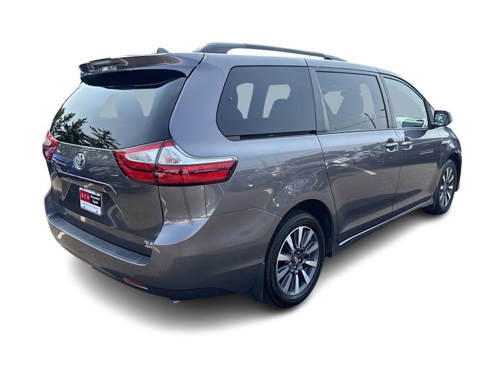 Thumbnail: 2018 Toyota Sienna - 17