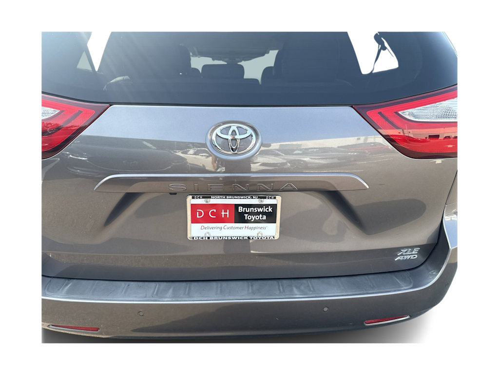 Thumbnail: 2018 Toyota Sienna - 18
