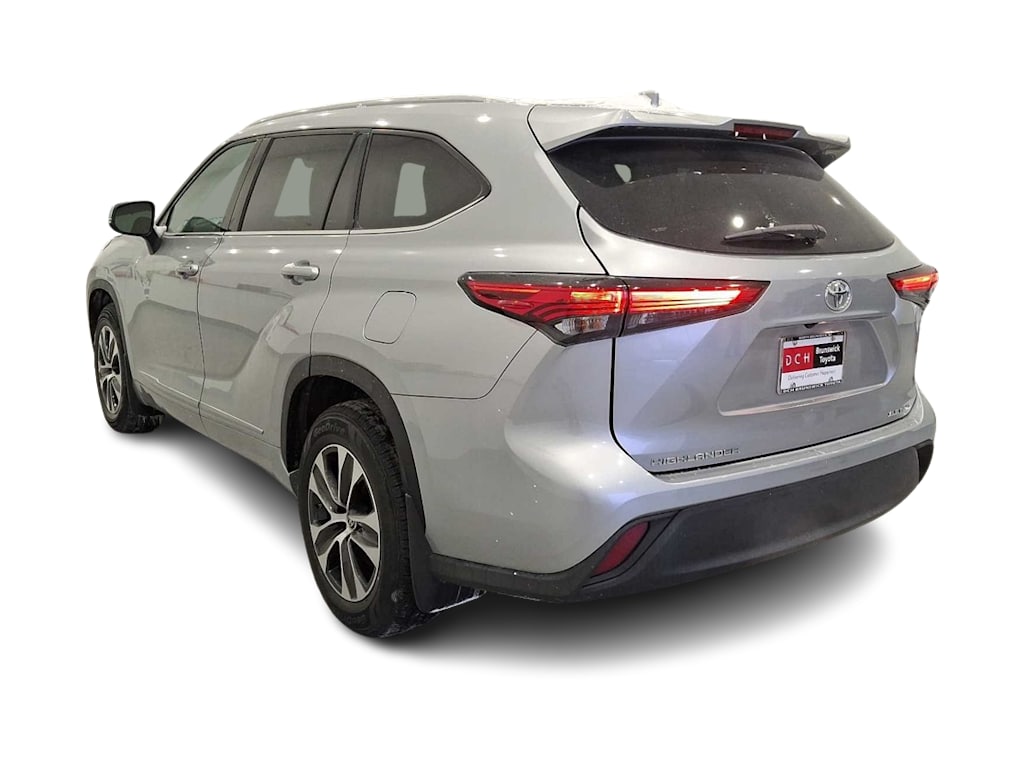 2022 Toyota Highlander XLE 2