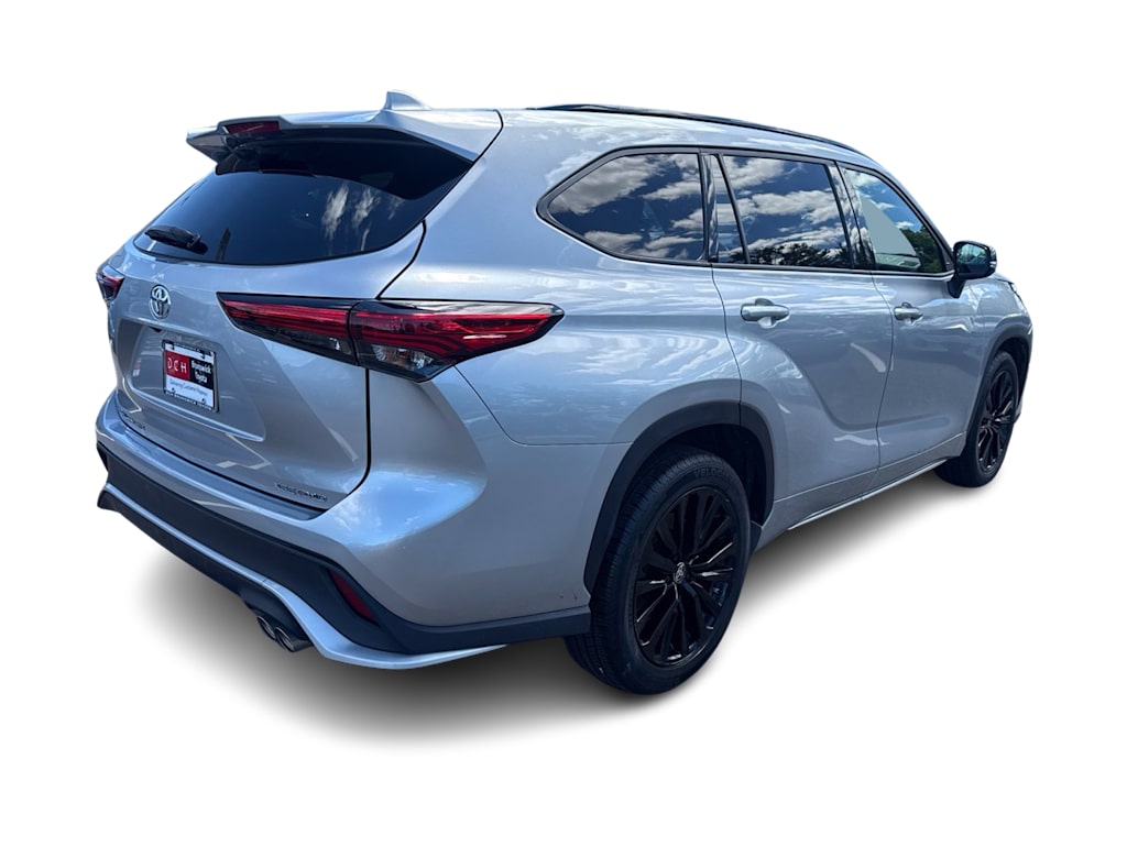 Thumbnail: 2023 Toyota Highlander - 16
