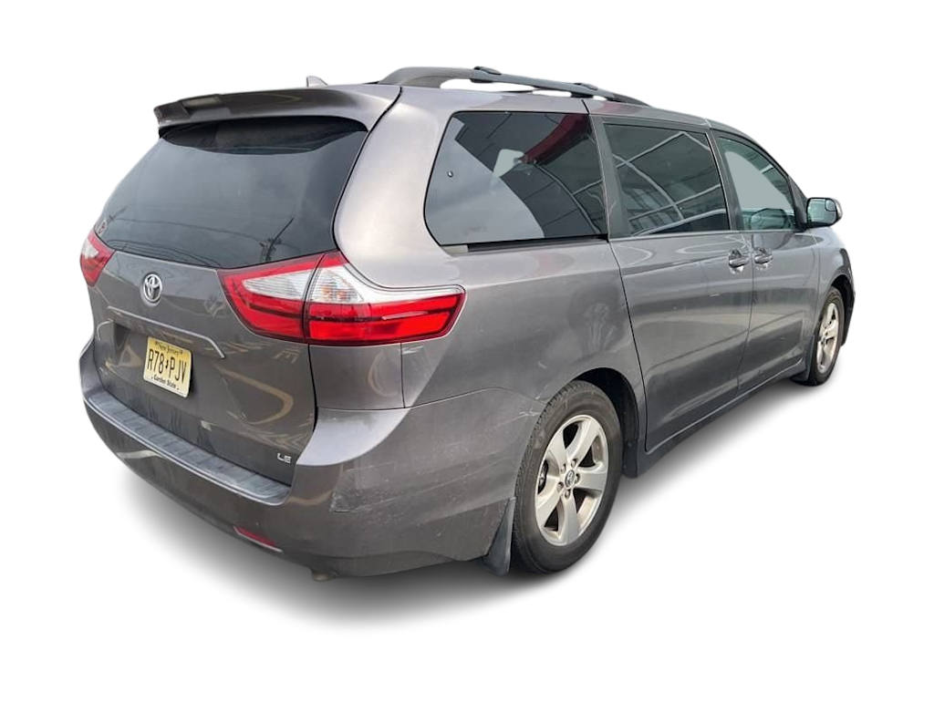 Thumbnail: 2018 Toyota Sienna - 10