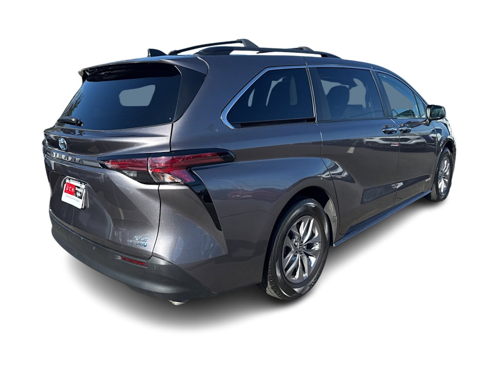Thumbnail: 2021 Toyota Sienna - 18