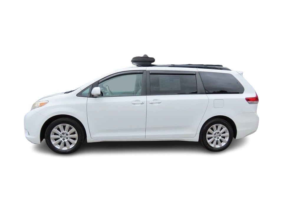Thumbnail: 2014 Toyota Sienna - 3