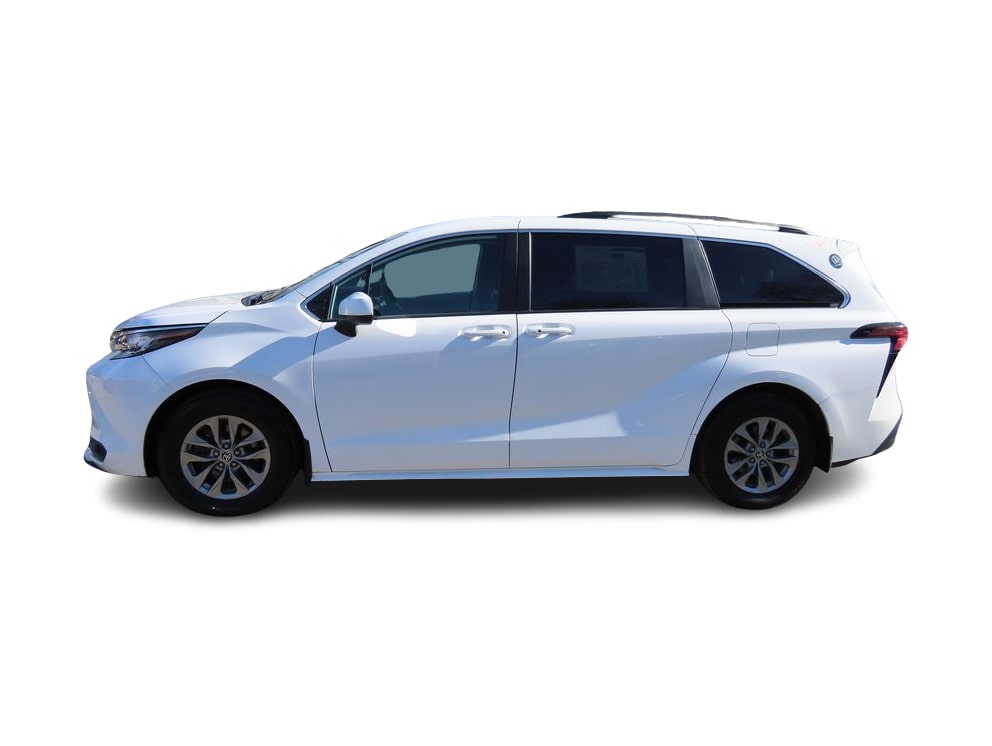 2022 Toyota Sienna LE 3