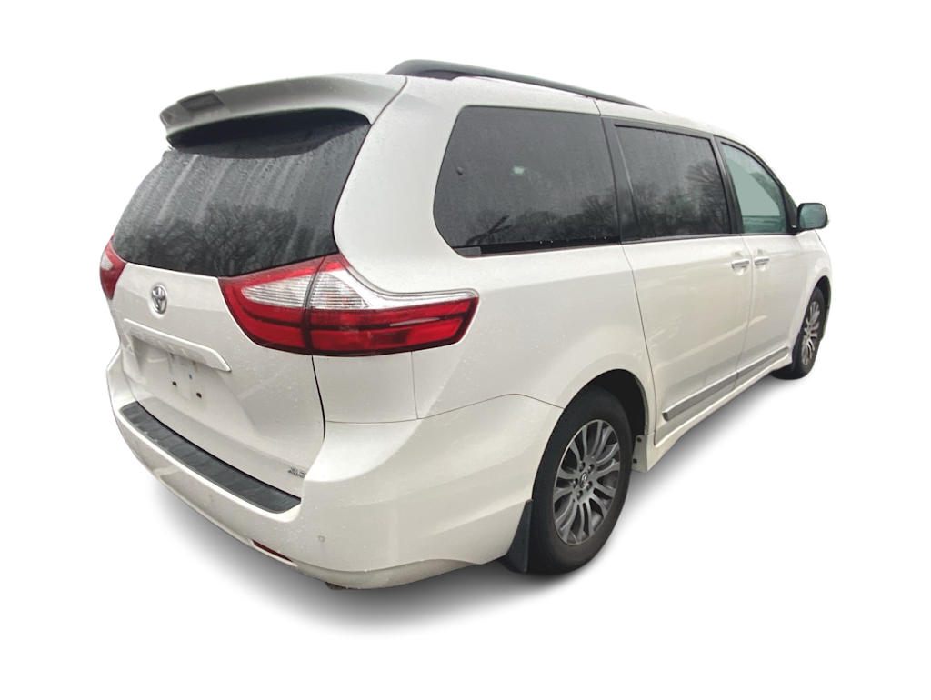 2019 Toyota Sienna XLE 8