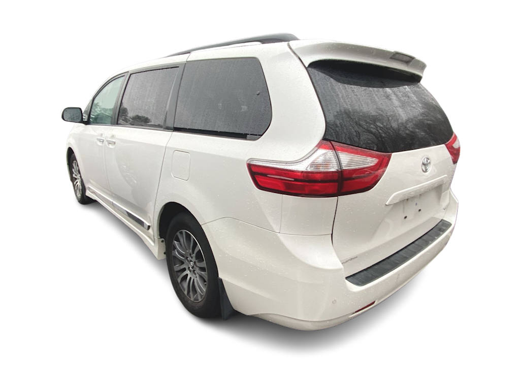 2019 Toyota Sienna XLE 2