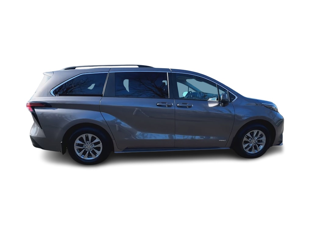 2021 Toyota Sienna LE 24