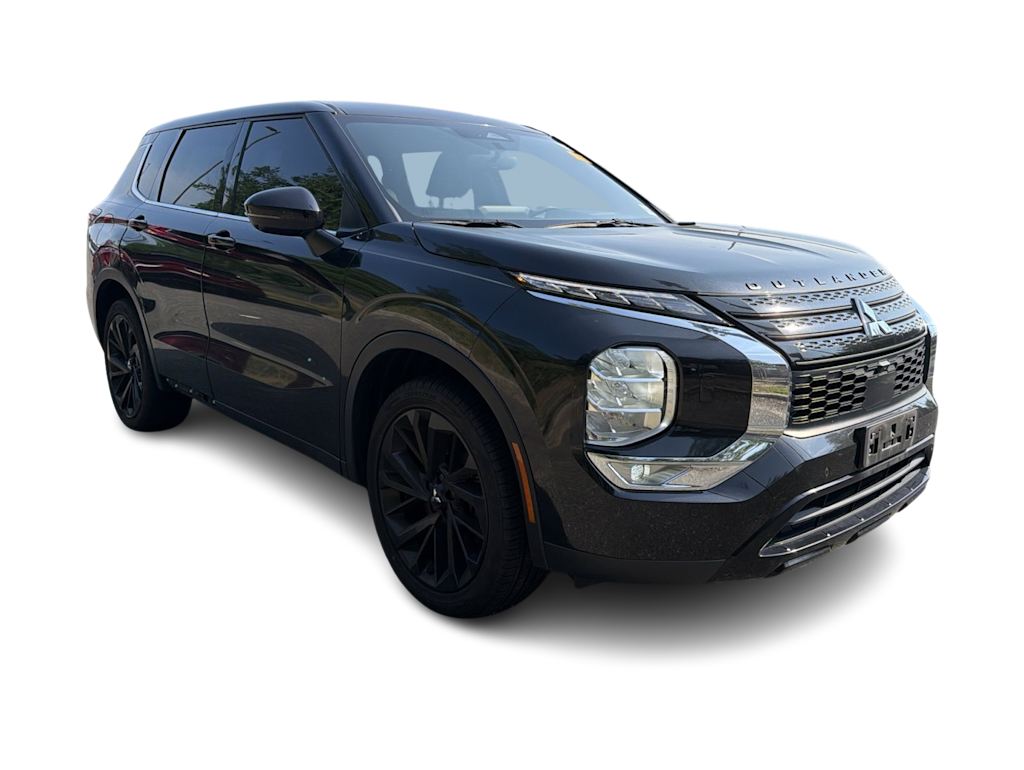Thumbnail: 2023 Mitsubishi Outlander - 16