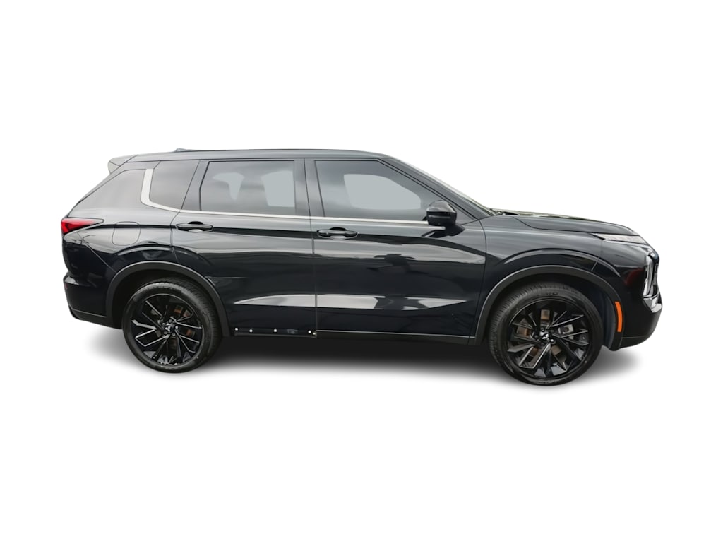 Thumbnail: 2023 Mitsubishi Outlander - 23