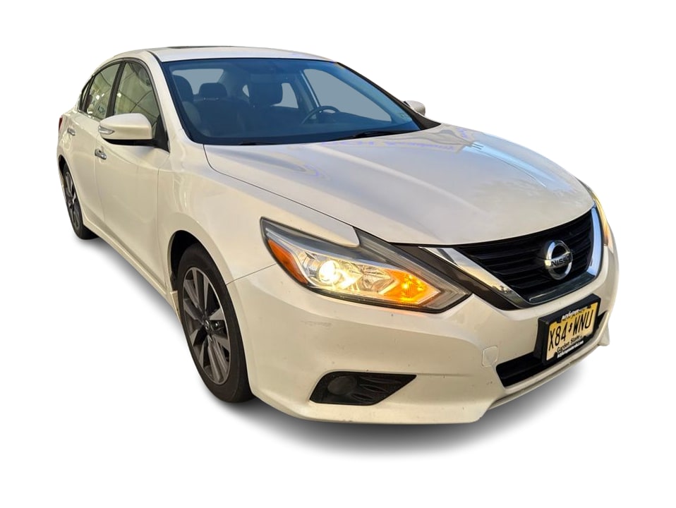 Thumbnail: 2016 Nissan Altima - 16