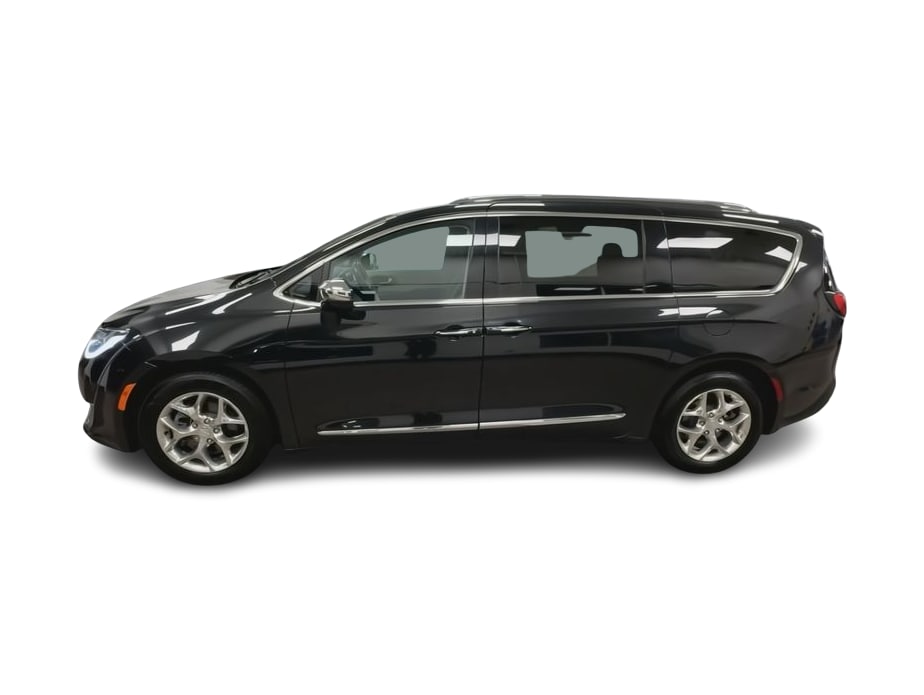 Thumbnail: 2017 Chrysler Pacifica - 3