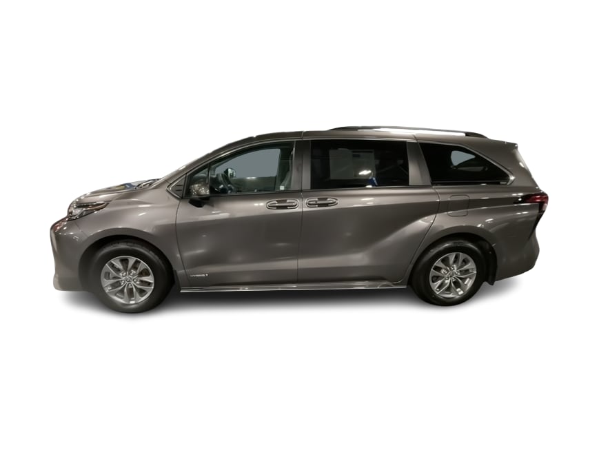 2021 Toyota Sienna LE 3