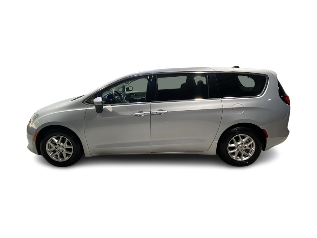 Thumbnail: 2023 Chrysler Voyager - 3