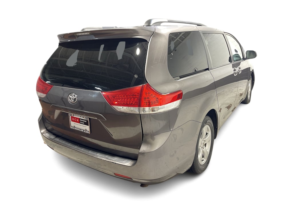 Thumbnail: 2014 Toyota Sienna - 25