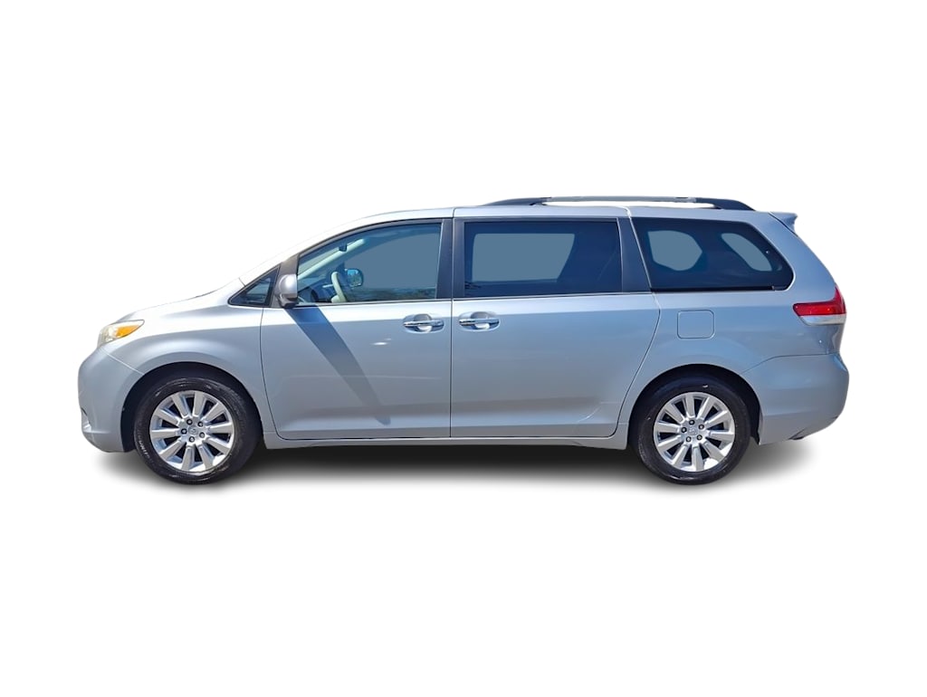 Thumbnail: 2013 Toyota Sienna - 15